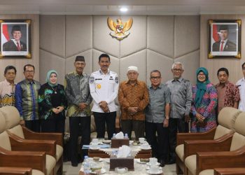 D:\2025\November 2025\20 November 2025\5\hal 5\Bupati Banjar H Saidi Mansyur foto bersama pengurus PWRI.jpg