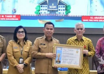 D:\2025\November 2025\20 November 2025\5\hal 5\Direktur Pengawasan Perilaku PUJK OJK Kalsel, Abidir Rahman memberikan penghargaan.jpg