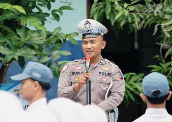 D:\2025\November 2025\20 November 2025\5\hal 5\Kasubnit 3 Kamsel Aiptu Budiono saat memberikan edukasi kepada pelajar di SMK Muhammadiyah.jpg