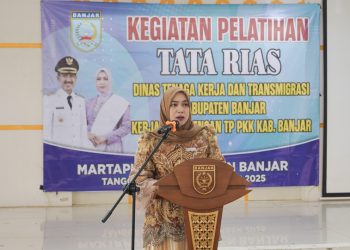 D:\2025\November 2025\26 November 2025\5\hal 5\Ketua TP PKK Kabupaten Banjar Hj Nurgita Tiyas memberikan sambutan.jpg
