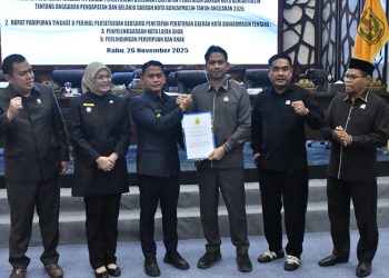 D:\2025\November 2025\27 November 2025\5\hal 5\Walikota HM Yamin dan wakilnya Hj Ananda foto bersama pimpinan DPRD usai sepakati APBD 2026 sebesar Rp2,3 Triliun.jpg