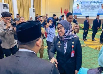 D:\2025\November 2025\4 November 2025\5\hal 5\Wali Kota Banjarbaru Hj Erna Lisa Halaby memberikan ucapan selamat.jpg