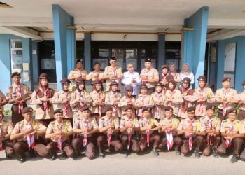 D:\2025\November 2025\7 November 2025\5\hal 5\Pj Sekda Banjar H Ikhwansyah (tengah) bersama Kontingen Pramuka.jpg