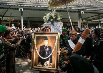 Prosesi pemakaman PB XIII di Keraton Solo