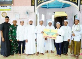 Bupati Tapin Serahkan Bantuan Hibah Untuk Masjid