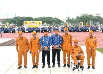 Wabup Tapin Serahkan Tali Asih Veteran dan Reward Paskibraka