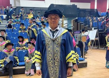 Kisah Inspiratif Husni Naparin Raih Gelar Doktor