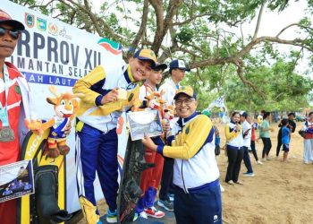 Wabup Iwan Alabio Kalungkan Medali Emas Kepada Atlet Ski Air HSU