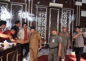 Bupati Hadiri Rapat Mediasi Bersama DPRD dan Masyarakat Pulau Laut Timur
