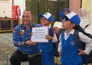 Pemkab Serahkan Bantuan Perlengkapan Sekolah