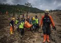Tim SAR Mengevakuasi Korban Bencana Tanah Longsor