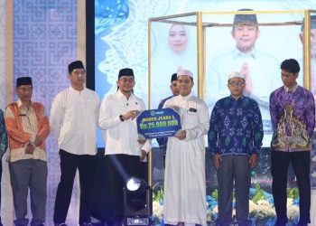Bupati Bagikan 10 Paket Umroh Kepada Peserta MTQN XXI