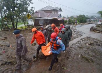 Petugas SAR Evakuasi Jenazah Korban Longsor