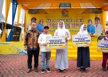 Bupati Tapin H Yamani Serahkan Bantuan Pendidikan