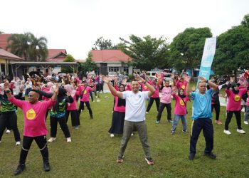 D:\2025\2 Desember 2025\5\hal 5\Sekda Banjar H Yudi Andrea (tengah) bersama keluarga besar.jpg