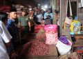 D:\2025\2 Desember 2025\5\hal 5\Walikota HM.Yamin melakukan motoring stok dan harga sembako di pasar tradisional.jpg