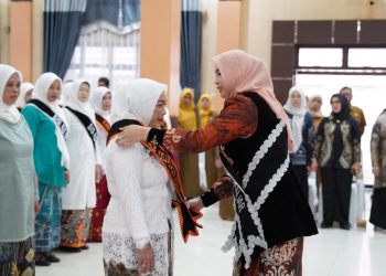 D:\2025\Desember 2025\11 Desember 2025\5\hal 5\Bunda PAUD Kabupaten Banjar Hj Nurgita Tiyas (kanan) memasangkan.jpg