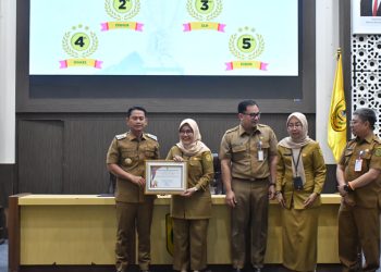 D:\2025\Desember 2025\11 Desember 2025\5\hal 5\Walikota banjarmasin menyerahkan penghargaan kepada salah satu SKPD yang cepat tanggap.jpg