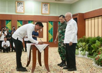 D:\2025\Desember 2025\12 Desember 2025\5\hal 5\Bupati Banjar H Saidi Mansyur menandatangani kesepakatan bersama.jpg