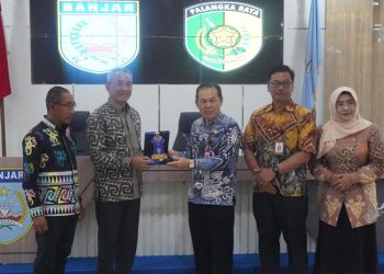 D:\2025\Desember 2025\15 Desember 2025\5\hal 5\Asisten Administrasi Umum Setda Banjar Rakhmat Dhany (kanan) menyerahkan cinderamata.jpg