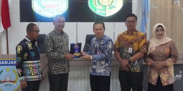 D:\2025\Desember 2025\15 Desember 2025\5\hal 5\Asisten Administrasi Umum Setda Banjar Rakhmat Dhany (kanan) menyerahkan cinderamata.jpg