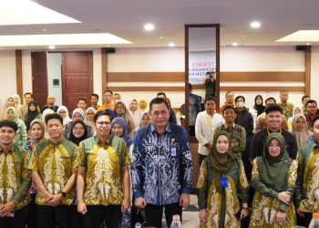 D:\2025\Desember 2025\15 Desember 2025\5\hal 5\Kepala BPKPAD Banjar Achmad Zulyadaini (tengah) bersama peserta Bimtek Pembinaan.jpg