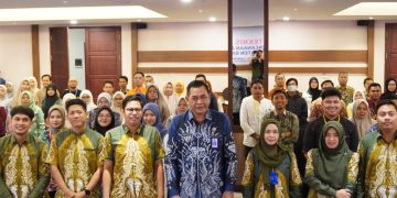D:\2025\Desember 2025\15 Desember 2025\5\hal 5\Kepala BPKPAD Banjar Achmad Zulyadaini (tengah) bersama peserta Bimtek Pembinaan.jpg