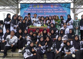 D:\2025\Desember 2025\15 Desember 2025\5\hal 5\Walikota Banjarmasin HM.Yamin bersama para guru di peringatan HUT ke-80 PGRI.jpg