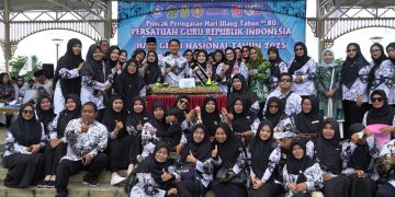 D:\2025\Desember 2025\15 Desember 2025\5\hal 5\Walikota Banjarmasin HM.Yamin bersama para guru di peringatan HUT ke-80 PGRI.jpg