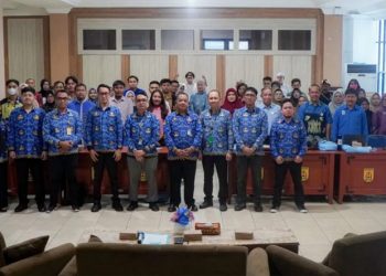 D:\2025\Desember 2025\3 Desember 2025\5\hal 5\Kepala Bidang Informasi dan Komunikasi Dinas Kominfo Banjarbaru Herry Isdaryoko foto bersama.jpg