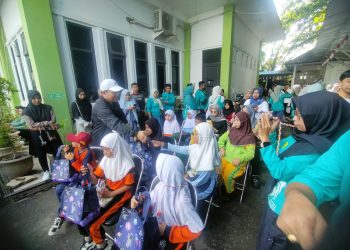 D:\2025\Desember 2025\8 Desember 2025\5\hal 5\Plt Kadiskes Banjarmasin, Ramadan berbagi dengan pelajar dan anak yatim.jpg