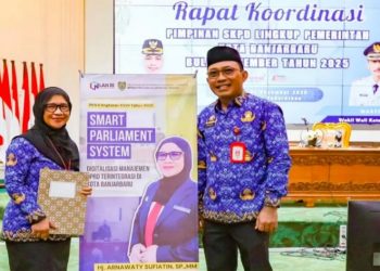 D:\2025\Desember 2025\9 Desember 2025\5\hal 5\Sekretaris DPRD Banjarbaru Arnawaty Supiatin menyerahkan platform.jpg