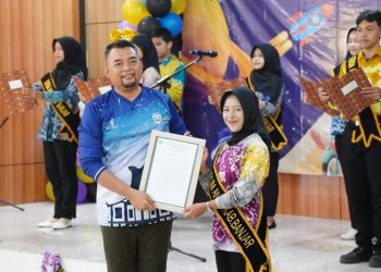 G:\2025\Desember 2025\16 Desember 2025\5\hal 5\Sekda Banjar H Yudi Andrea menyerahkan piagam penghargaan kepada Forum Anak Daerah.jpg