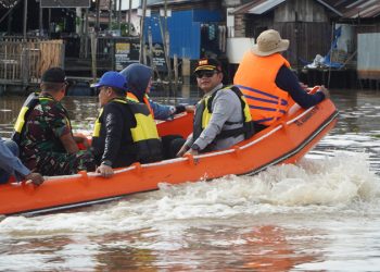 G:\2025\Desember 2025\19 Desember 2025\5\hal 5\hal 5\Walikota HM.Yamin dan rombongan menelusuri sungai sebagai mitigasi wilayah rawan bencana banjir.jpg