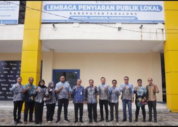 G:\2025\Desember 2025\19 Desember 2025\5\hal 5\hal 5\Kepala DKISP Kabupaten Banjar HM Aidil Basith dan jajaran foto bersama.jpg