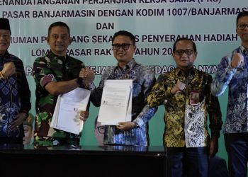 G:\2025\Desember 2025\22 Desember 2025\5\hal 5\Dirut Perumda Pasar Banjarmasin Abdan Syakura dan Komandan Kodim 1007Banjarmasin Letkol CZI Slamet Riyadi.jpg