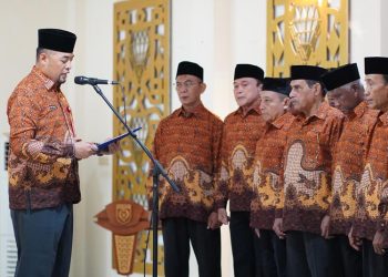 G:\2025\Desember 2025\22 Desember 2025\5\hal 5\Sekretaris Daerah Kabupaten Banjar H Yudi Andrea mengukuhkan pengurus Persatuan.jpg