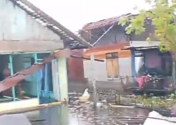 G:\2025\Desember 2025\24 Desember 2025\5\hal 5\hal 5\hal 5\Dua buah rumah yang mengalami kerusakan cukup parah setelah diterjang angin puting beliung..jpg