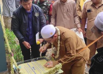 G:\2025\Desember 2025\24 Desember 2025\5\hal 5\hal 5\hal 5\Wakil Bupati Banjar Habib Idrus Al Habsyi menandatangani prasasti.jpg