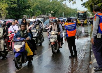 G:\2025\Desember 2025\29 Desember 2025\5\5\PETUGAS Dishub Banjarmasin mengamankan arus di Jalan Ahmad Yani.jpg