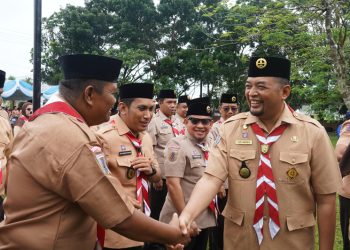 G:\2025\Desember 2025\29 Desember 2025\5\5\Sekda Banjar Yudi Andrea memberikan ucapan selamat kepada.jpg