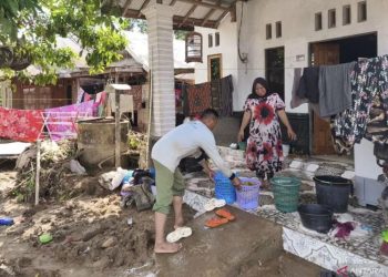 G:\2025\Desember 2025\30 Desember 2025\2\222\New Folder\Pascabanjir Bandang, Warga Masih Bersihkan Rumah.jpg