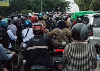 G:\2025\Desember 2025\30 Desember 2025\5\hal 5\Arus lalulintas di dekat Jembatan Sungai Paring Martapura sangat macet,.jpg