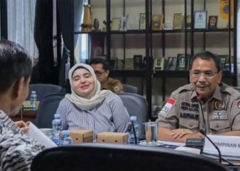 G:\2025\Desember 2025\30 Desember 2025\5\hal 5\Ketua DPRD Kalsel H Supian HK buka Rapat Dengar Pendapat Komisi IV dengan.jpg
