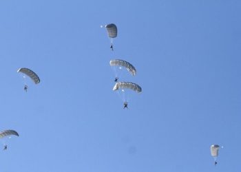 G:\2025\Desember 2025\31 desember 2025\1\Ilustrasi terjun payung.jpg