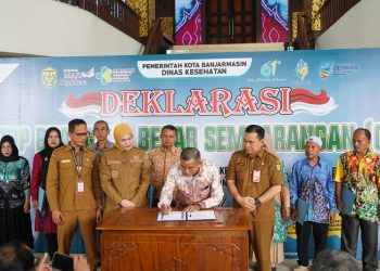 G:\2025\Desember 2025\31 desember 2025\5\5\New Folder\SALAH seorang perwakilan tokoh masyarakat di 8 kelurahan menandatangani.jpg