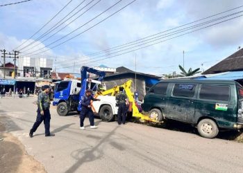 G:\2025\Desember 2025\31 desember 2025\5\5\New Folder\Beberapa petugas Dishub Kabupaten Banjar memindahkan sebuah mobi.jpg