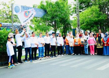 Wabub HSU Lepas Jalan Sehat PGRI