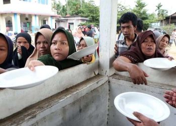 Antrian Darurat Di Posko Pengungsian