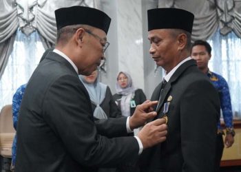 86 ASN Balangan Terima Tanda Kehormatan Satyalancana Karya Satya